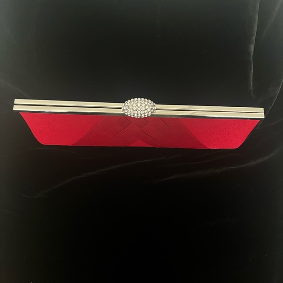 Red satin evening bag with detachable shoulder straps - Picture 2 of 8